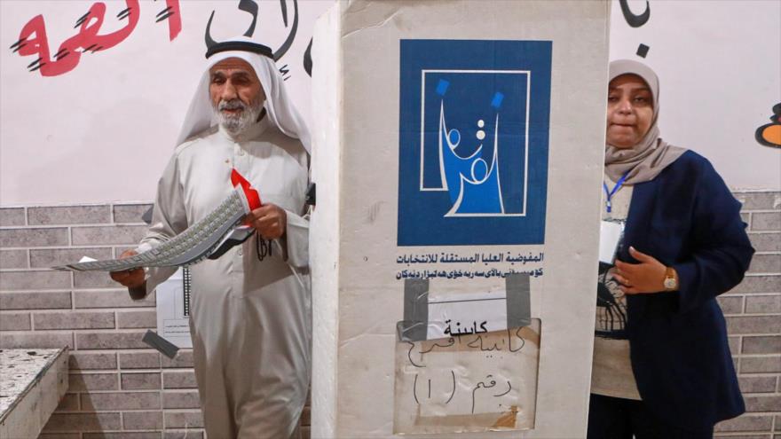 Iraquíes se reúnen para emitir su voto en un centro de votación en las elecciones parlamentarias del país en Basora, Irak, 11 de noviembre de 2025. (Foto: AP)