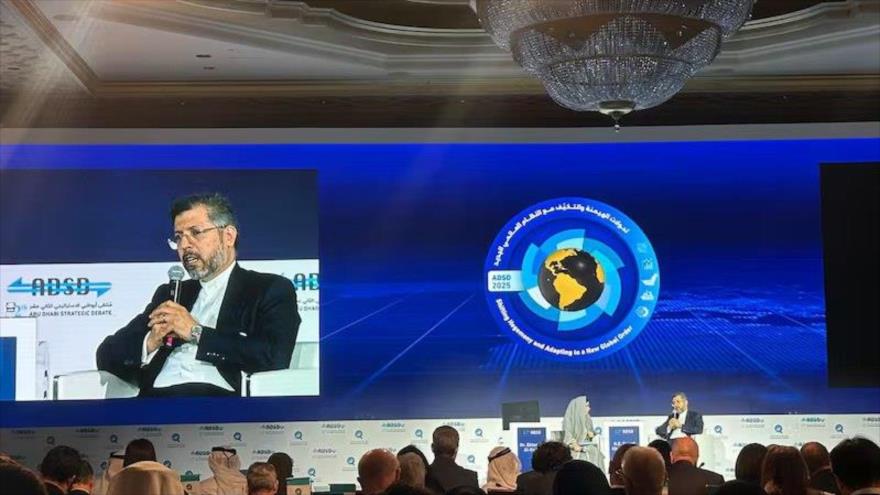 El viceministro de Asuntos Exteriores de Irán, Said Jatibzade, habla en el 12.º Debate Estratégico de Abu Dabi, EAU, 11 de noviembre de 2025.