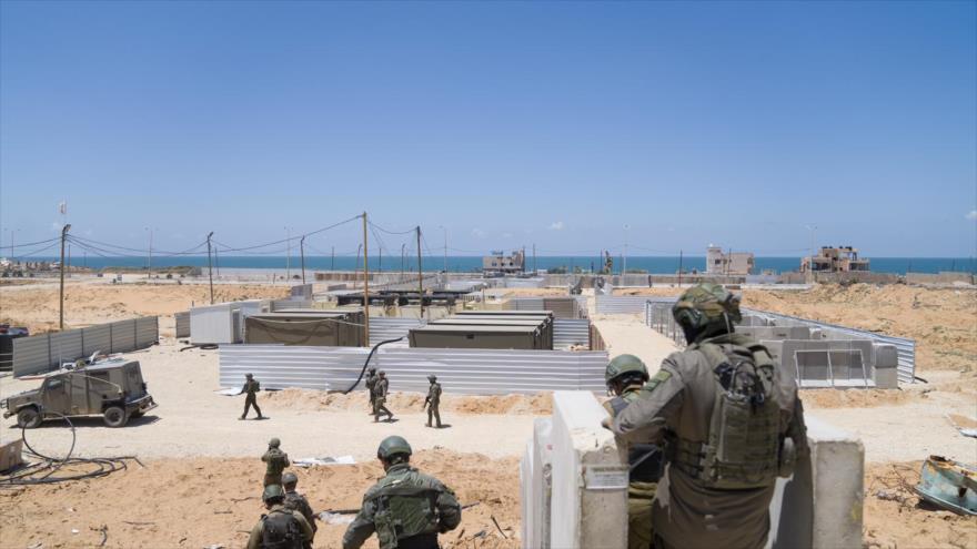 Tropas israelíes en la costa central de Gaza, en el lugar de un muelle flotante construido por Estados Unidos, 16 de mayo de 2024. 