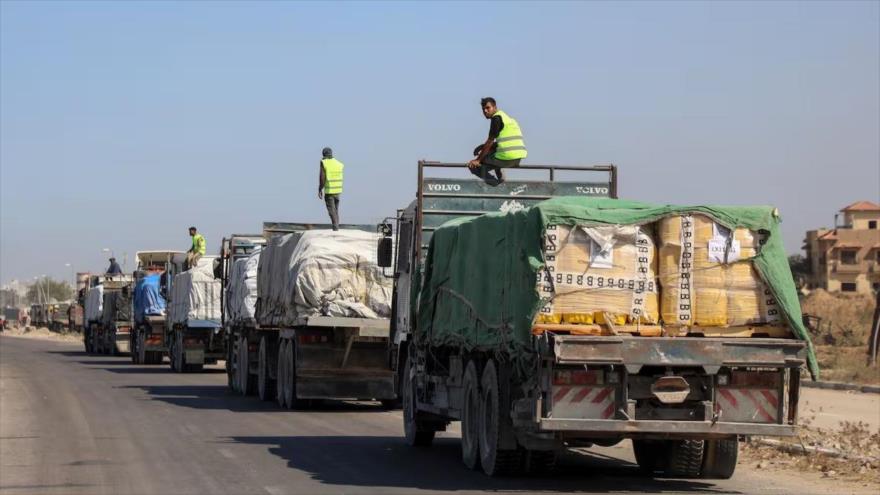 Los camiones que transportan suministros de ayuda hacen cola para entrar en Deir al-Balah, en el centro de la Franja de Gaza, 6 de octubre de 2025. Foto: Xinhua 