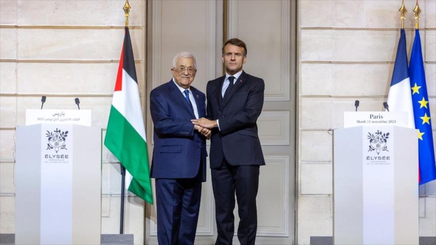 El presidente francés, Emmanuel Macron, recibe al presidente de la Autoridad Nacional Palestina (ANP), Mahmud Abás, en el Palacio del Elíseo en París, 11 de noviembre de 2025. (Foto: AFP)