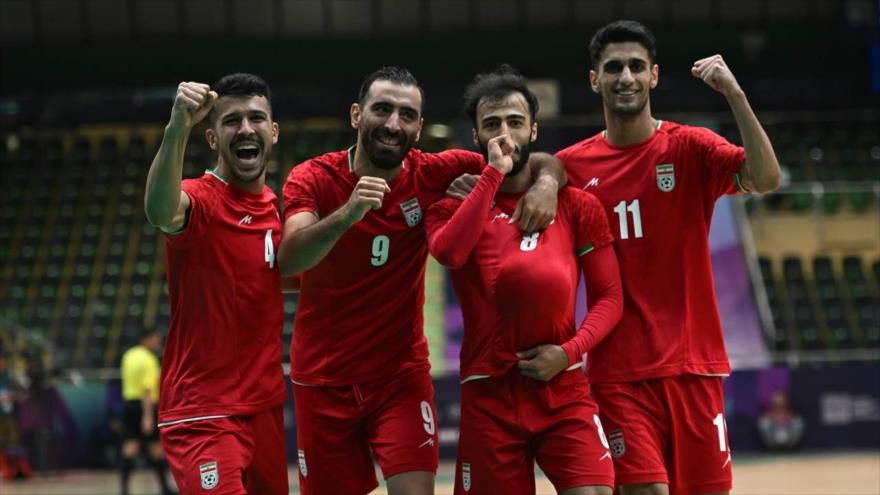 La selección iraní de fútbol sala celebra su medalla de oro en los Juegos de la Solidaridad Islámica en Riad, 11 de noviembre de 2025.