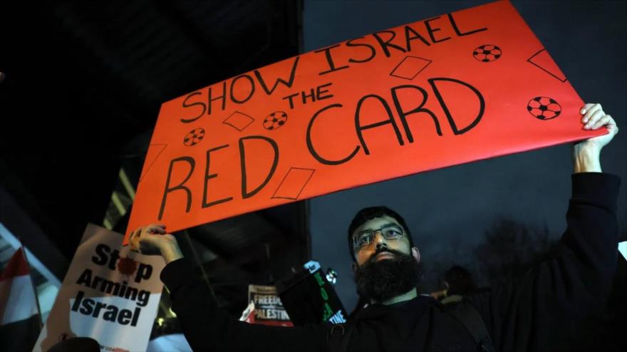 Los manifestantes portan carteles frente a Villa Park antes del partido Aston Villa–Maccabi Tel Aviv, 6 de noviembre de 2025.