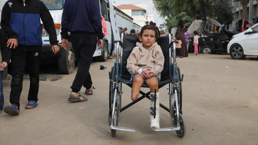 La palestina Eman al-Kholi, amputada después de que un ataque israelí matara a sus padres, está sentada en una silla de ruedas en Rafah, Gaza, 28 de diciembre de 2023.