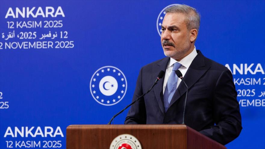 El ministro turco de Asuntos Exteriores, Hakan Fidan, durante una reunión con su homólogo egipcio, Badr Abdel Ati, 12 de noviembre de 2025. (Foto: Anadolu)