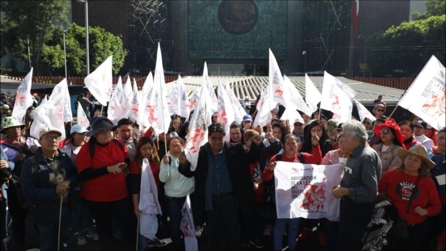 Trabajadores de la educación inician paro de labores en México