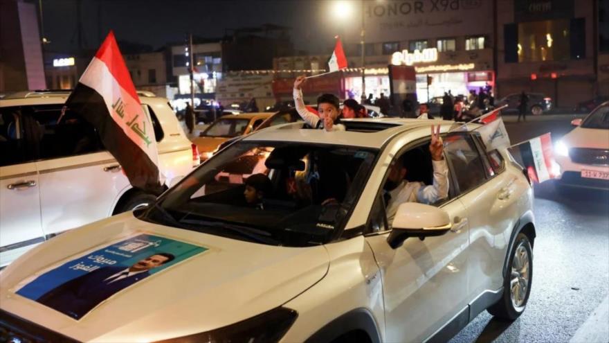 Simpatizantes del gobernante partido de Irak celebran tras el anuncio de los resultados preliminares de las elecciones en Bagdad, 12 de noviembre de 2025. (Foto: Reuters)