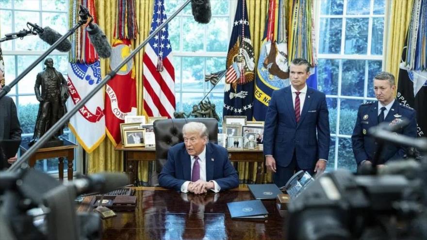 El presidente de EE.UU., Donald Trump (izda.), secretario de Guerra, Pete Hegseth (C), y el jefe del Estado Mayor Conjunto, Dan Caine, en la Casa Blanca.