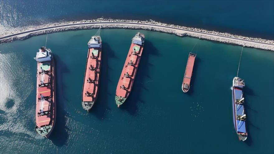 Vista aérea de buques portacontenedores anclados frente a la ciudad portuaria de Tartus, en el oeste de Siria, 18 de diciembre de 2024.