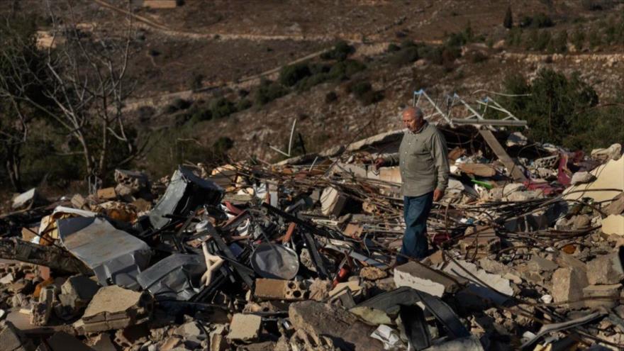 Un libanés camina entre los escombros de su casa, que junto con las de sus familiares, fue destruida en ataques israelíes tras la tregua, 26 de septiembre de 2025.