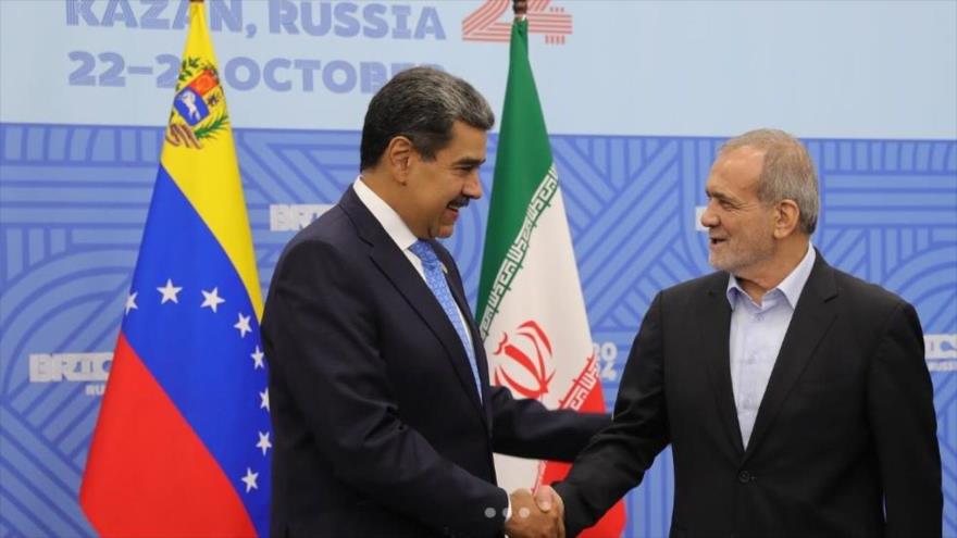 Los presidentes de Irán, Masud Pezeshkian (dcha.), y de Venezuela, Nicolás Maduro, reunidos al margen de una cumbre de BRICS en Rusia.
