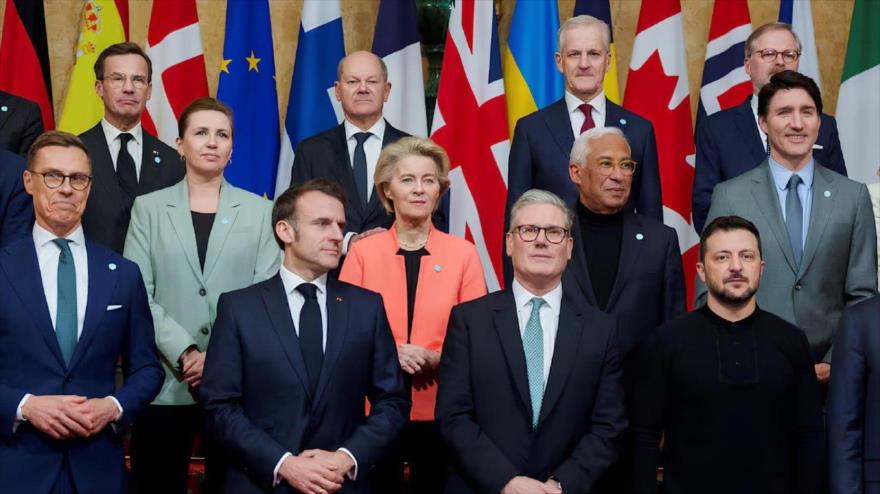 Los funcionarios Europeas y El presidente de Ucrania, Volodímir Zelenski, asisten a la cumbre de líderes europeos para debatir la seguridad europea y Ucrania, marzo de 2025.