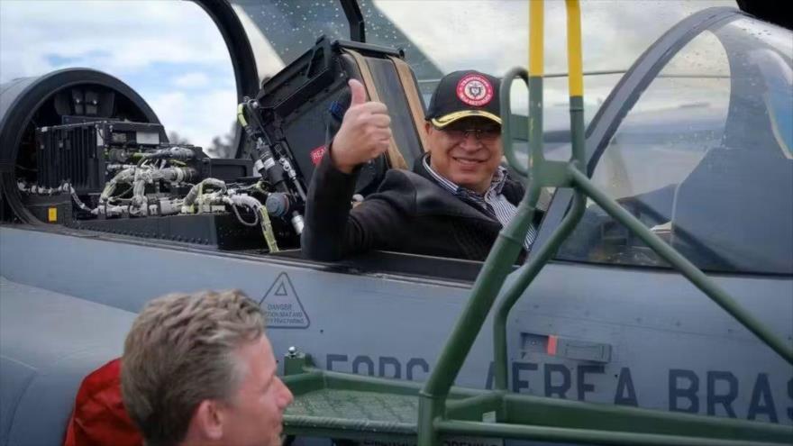 El presidente de Colombia, Gustavo Petro, al borde de un avión de combate, 14 de noviembre de 2025.