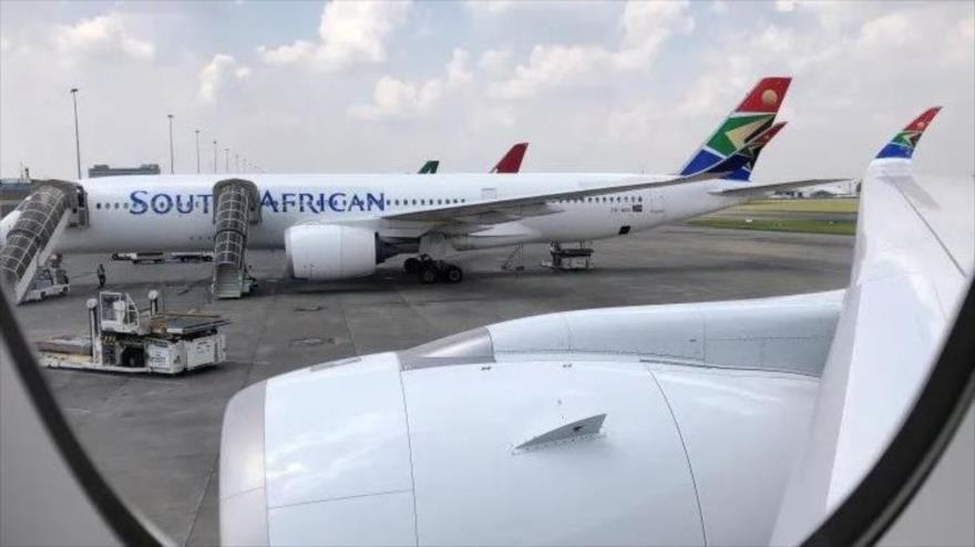 Un avión de South African Airways se ve en el aeropuerto internacional OR Tambo en Johannesburgo, Sudáfrica, en 2020. (Foto: Reuters)