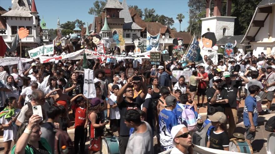 “El hambre es un crimen”, le recuerdan los niños argentinos a Milei