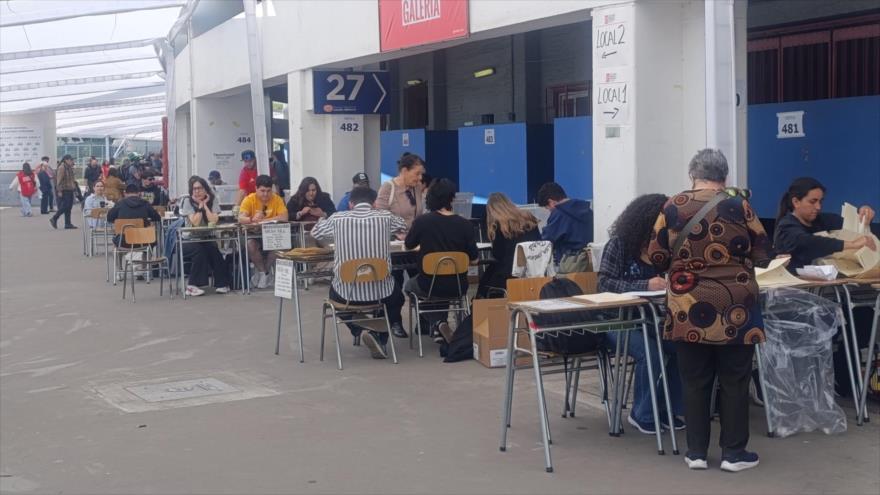 El Estadio Nacional, habilitado como colegio electoral en Chile, recibe votantes para los comicios del Consejo Constitucional, 16 de noviembre de 2025.