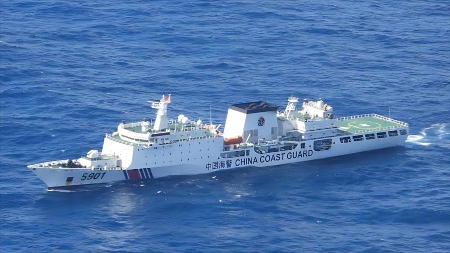 Esta foto aérea distribuidamuestra al buque 5901 de la Guardia Costera china navegando en el Mar de China Meridional, 13 de enero de 2025.