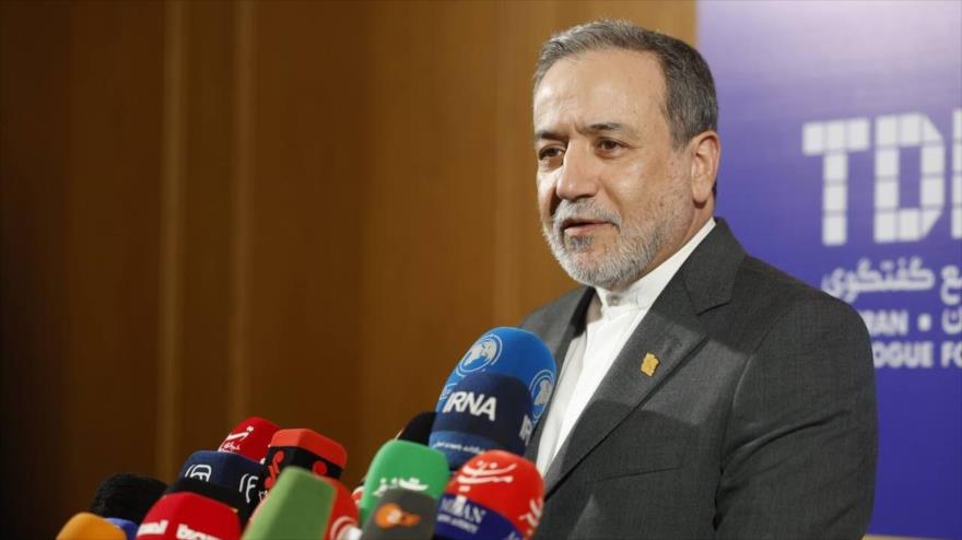 El canciller de Irán, Seyed Abás Araqchi, en marco de la reunión “El Derecho Internacional Bajo Ataque: Agresión y Defensa” celebrado en Teherán, el 16 de noviembre de 2025. (Foto: IRNA)