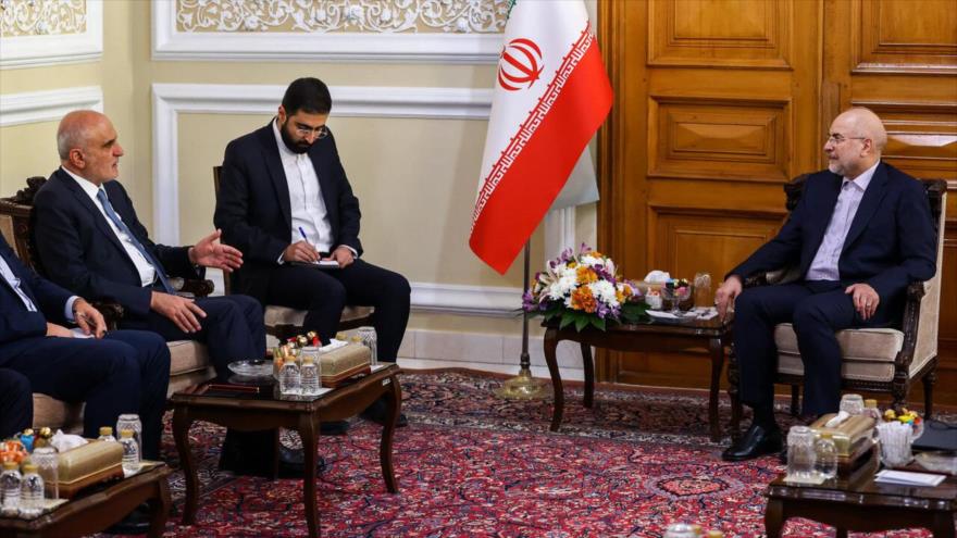 El presidente del Parlamento iraní, Mohamad Baqer Qalibaf, (dcha.), reunido con Ali Hasan Jalil, adjunto político del jefe parlamentario libanés, Teherán, 16 de noviembre de 2025.