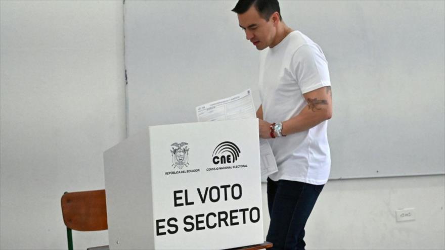 El presidente de Ecuador, Daniel Noboa, ejerce su derecho al voto en el referéndum, 16 de noviembre de 2025.