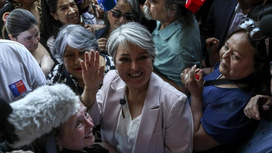 Jeannette Jara, candidata de la coalición gobernante, emite su voto en una escuela de Santiago de Chile,16 de noviembre de 2025. (Foto: Anadolu)