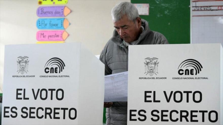 Un ciudadano ecuatoriano vota en el referéndum, 16 de noviembre de 2025. (Foto: AFP)