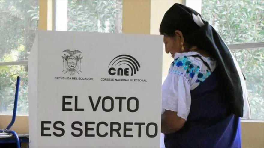 Una mujer emite su voto en el referéndum, en San Miguel del Común, afueras del norte de Quito, Ecuador, 16 de noviembre de 2025. (Foto: AFP)