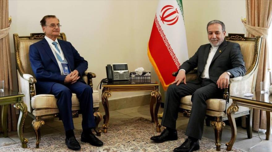 El canciller iraní, Seyed Abás Araqchi (dcha.), reunido con el ex ministro de Exteriores libanés, Adnan Mansur, en Teherán, 16 de noviembre de 2025.