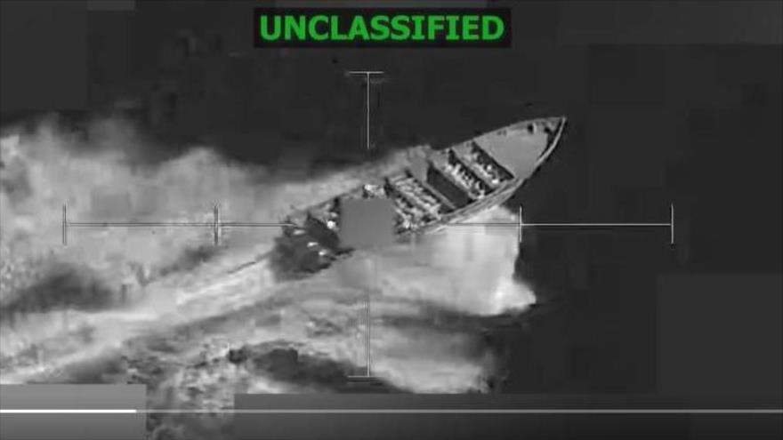 Una imagen del momento de lanzamiento de un cohete por parte de EE.UU. contra una embarcación en Caribe. 