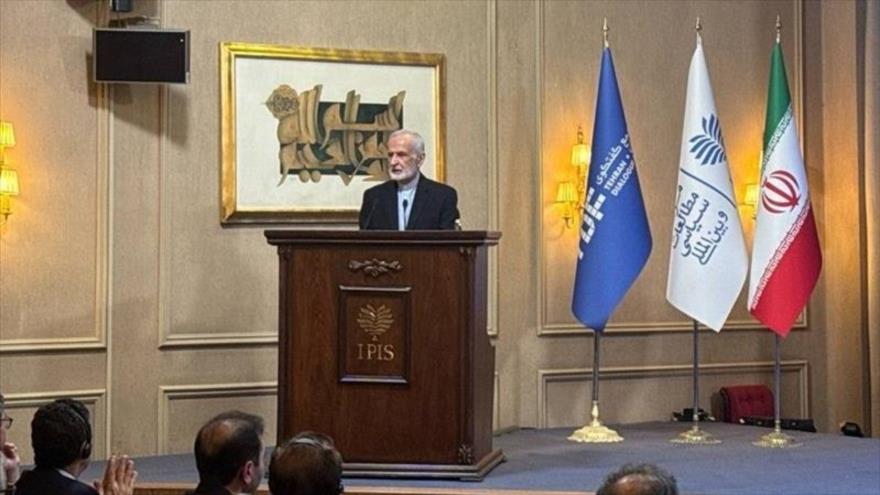 El jefe del Consejo Estratégico de Relaciones Exteriores de Irán, Kamal Jarazi, ofrece un discurso en una conferencia en Teherán, 16 de noviembre de 2025.
