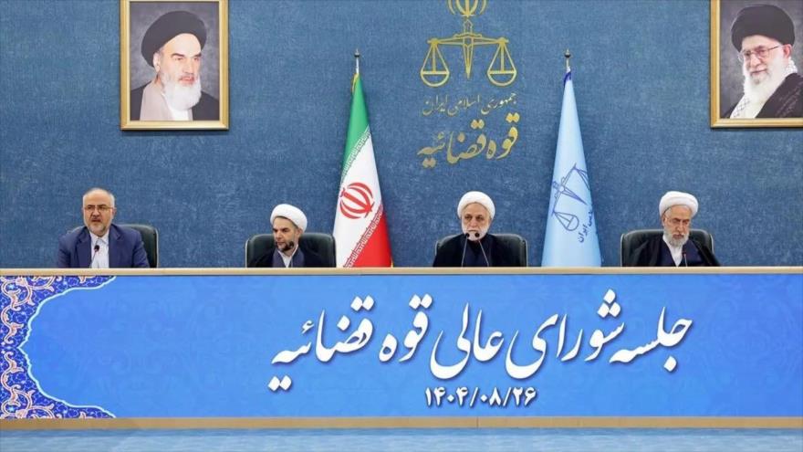 El jefe del Poder Judicial de Irán, Qolamhosein Mohseni Eyei (segundo desde derecha), durante una reunión, 17 de noviembre de 2025.