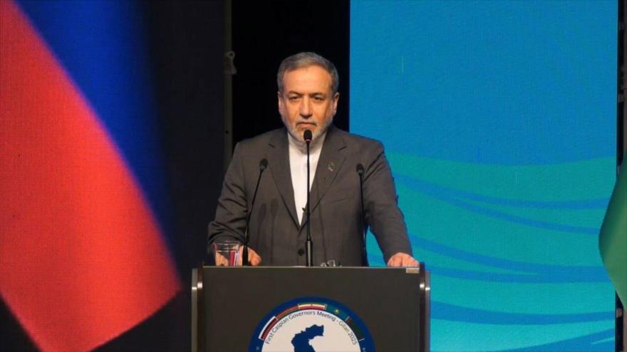 El canciller de Irán, Abás Araqchi, habla en la Cumbre de Gobernadores de los Países Ribereños del mar Caspio, Rasht, 18 de noviembre de 2025.