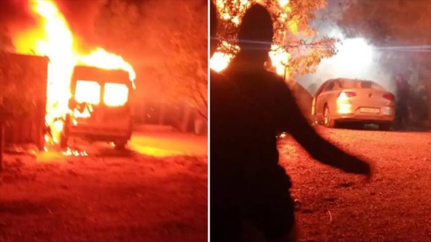 Colonos israelíes incendian coches y casas, en la Cisjordania ocupada, aldea de al-Jaba, suroeste de Beit Lahm (Belén), 17 de noviembre de 2025.