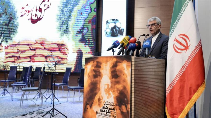 El portavoz de la Cancillería iraní, Esmail Baqai, ofrece un discurso en una conferencia en Teherán para homenajear a víctimas iraníes de ataques químicos, 18 de noviembre de 2025.