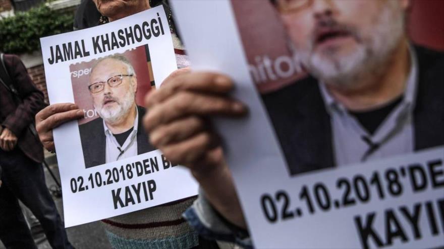 Manifestantes sostienen foto de Jamal Khashoggi durante una protesta frente al consulado saudí en Estambul, donde fue asesinado en 2018.