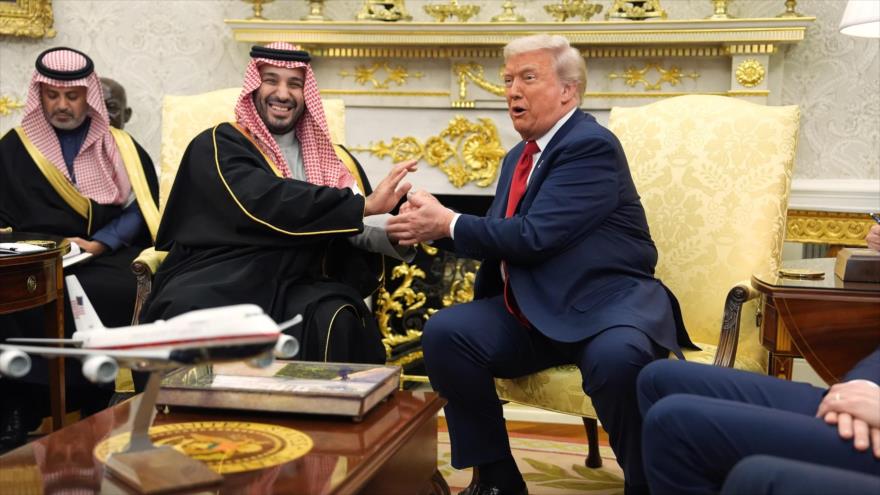 El presidente de EE.UU., Donald Trump (dcha.), reunido con el príncipe heredero saudí, Muhamad bin Salman, en la Casa Blanca, 18 de noviembre de 2025.