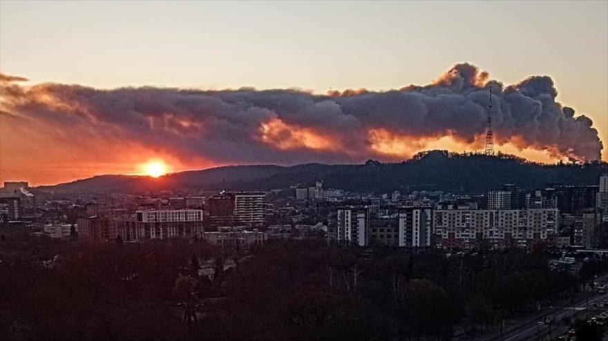 Una densa columna de humo tras ataque rusia, en Lviv, Ucrania. 19 de noviembre de 2025.