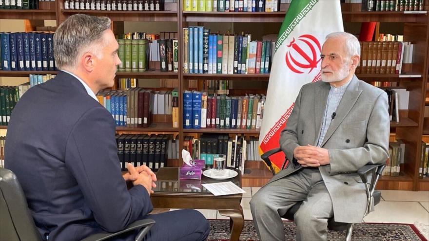 El jefe del Consejo Estratégico de Relaciones Exteriores de Irán, Kamal Jarazi (dcha.), en una entrevista con CNN. (Foto: IRNA)