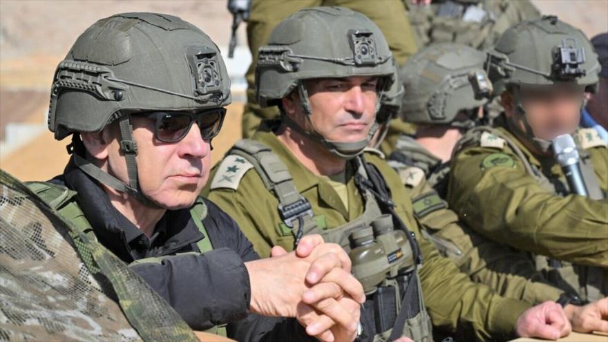 Premier israelí, Benjamín Netanyahu (izda.), junto a altos cargos israelíes, en el lado sirio de los altos del Golán ocupados, 19 de noviembre de 2025.