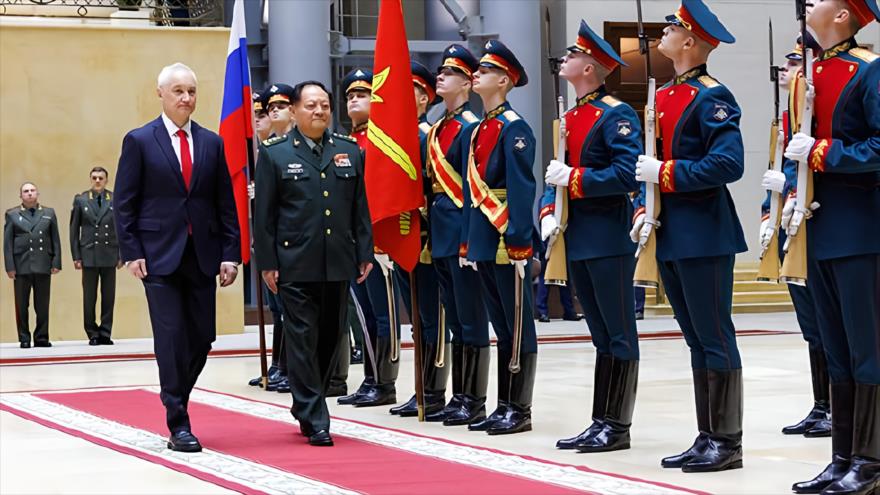 El ministro de Defensa ruso, Andrei Belousov, y el vicepresidente de la Comisión Militar Central china, Zhang Youxia, asisten a una ceremonia de bienvenida previa a una reunión en Moscú, Rusia, 20 de noviembre de 2025.