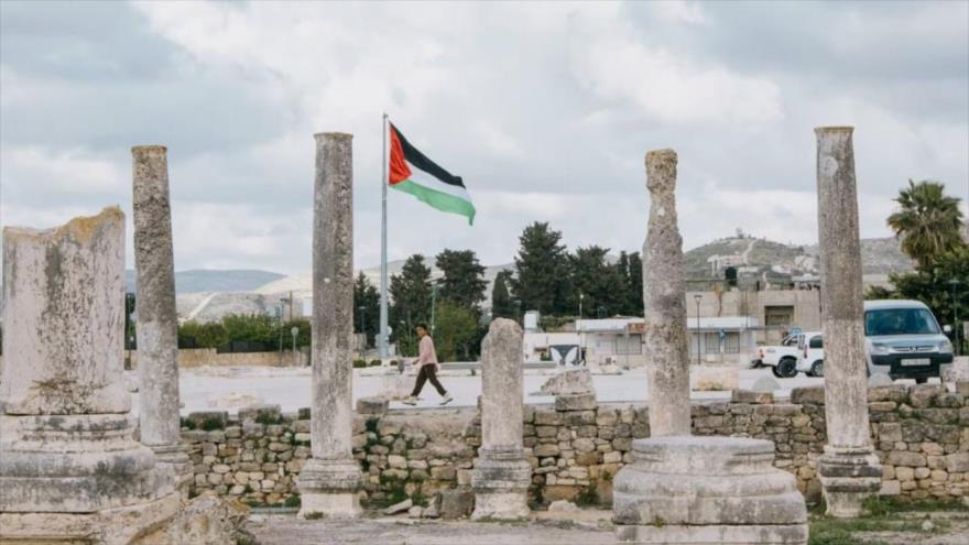 Una bandera palestina ondea en el sitio de la antigua aldea de Sebastia, cerca de la ciudad de Nablus, en Cisjordania.