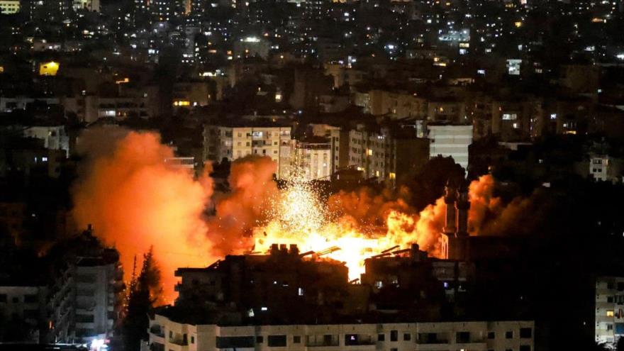 Humo e incendios se elevan desde el lugar de un ataque aéreo israelí en los suburbios del sur de Beirut, capital libanesa, enero de 2025. (Foto: AFP)