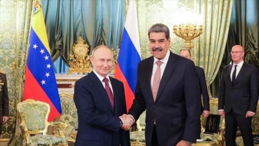 El presidente ruso, Vladímir Putin, y su par venezolano, Nicolás Maduro (drcha.)