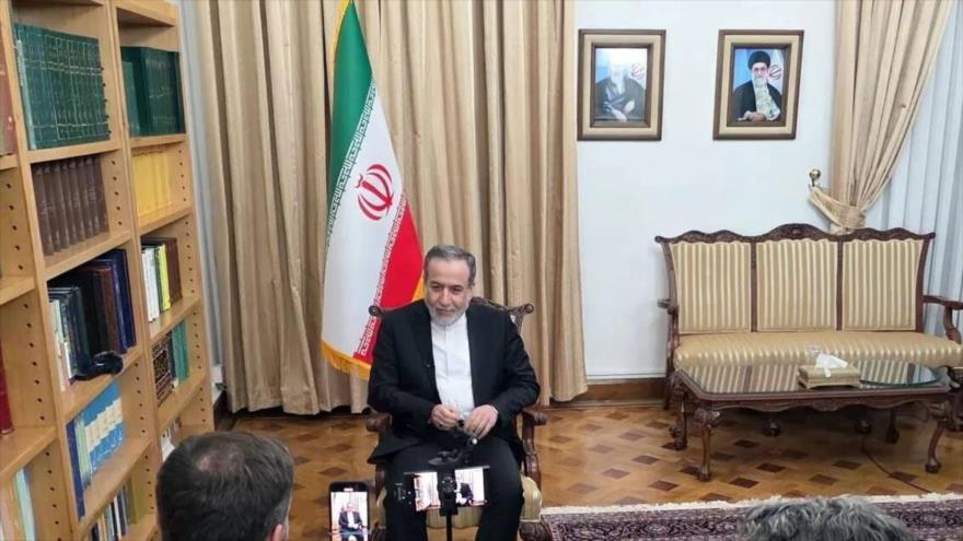 El ministro de Asuntos Exteriores, Seyed Abás Araqchi, en una entrevista con periodista de The Economist en Teherán, capital persa.