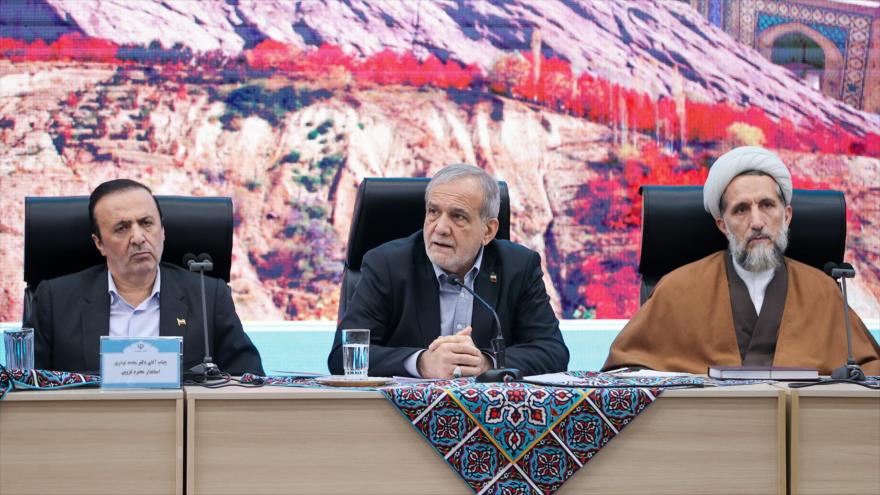 El presidente de Irán, Masud Pezeshkian, al centro de la imagen, durante la reunión del Consejo de Planificación y Desarrollo de la provincia de Qazvín, 20 de noviembre de 2025.