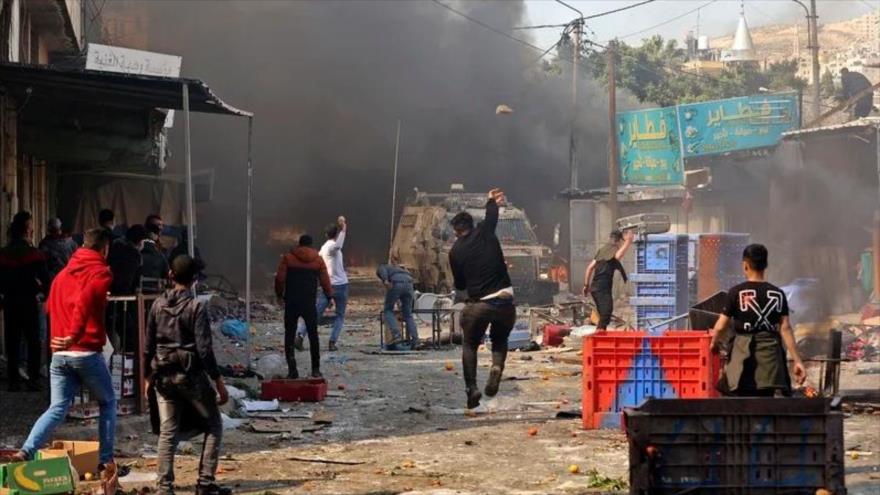 Palestinos se enfrentaron con las fuerzas de seguridad israelíes durante una incursión en la ciudad de Nablus, en la Cisjordania ocupada, 22 de febrero de 2025.