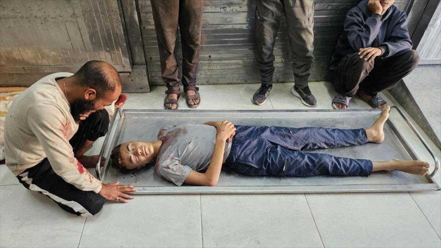 Cuerpo de un palestino muerto en un ataque israelí en la zona de Tina, situada al norte de la ciudad de Rafah, en el sur de la Franja de Gaza, 21 de noviembre de 2025. (Foto: Anadolu)