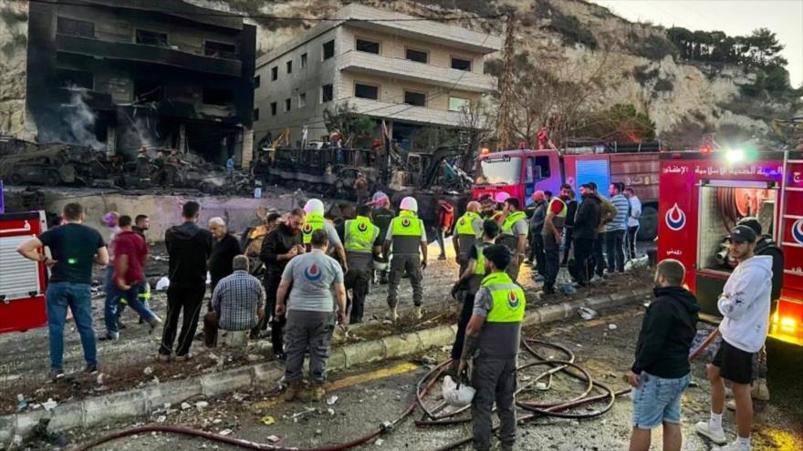 Rescatistas se encuentran frente a un edificio dañado tras un ataque israelí en la zona de Al-Msayleh, en el sur del Líbano, 11 de octubre de 2025. (Foto: AFP)