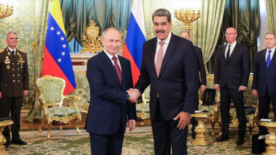 El presidente de Rusia, Vladímir Putin (izda.) y su homologó, Nicolás Maduro. (Foto: EFE)