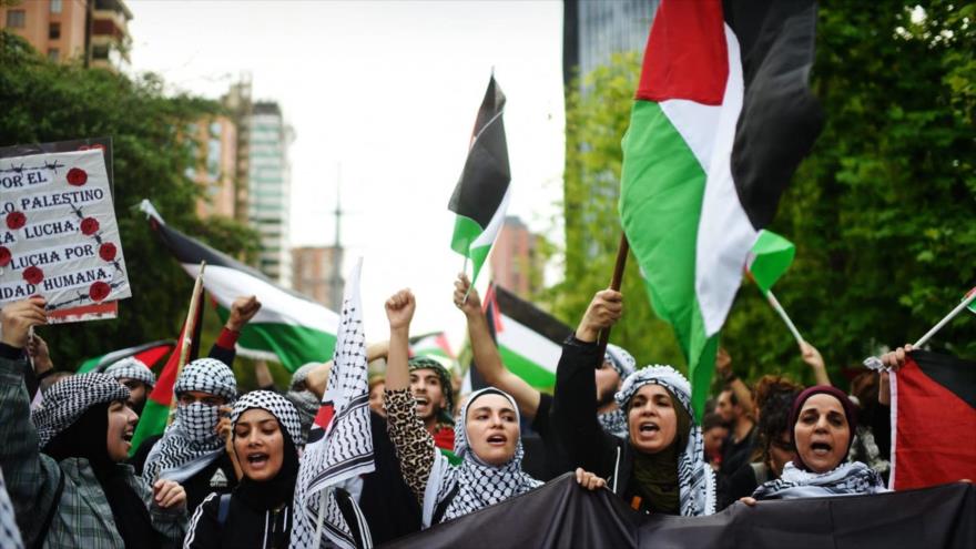 Los miembros de la comunidad palestina en Chile protestan frente a embajada de Israel en Santiago por operaciones militares en Gaza. (Fuente: AFP) 
